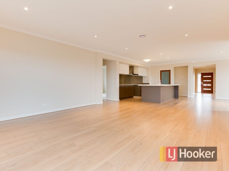 707 Romney Way, Clyde North VIC 3978