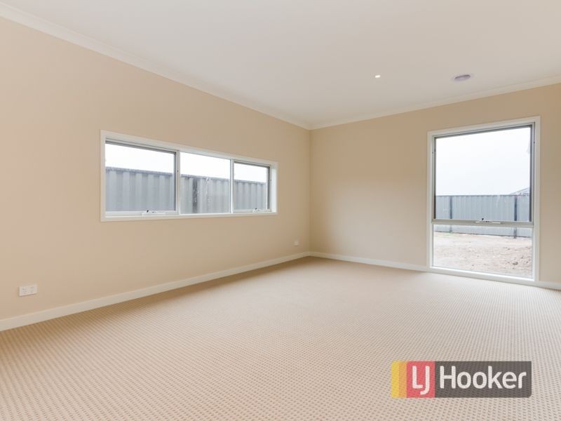 707 Romney Way, Clyde North VIC 3978