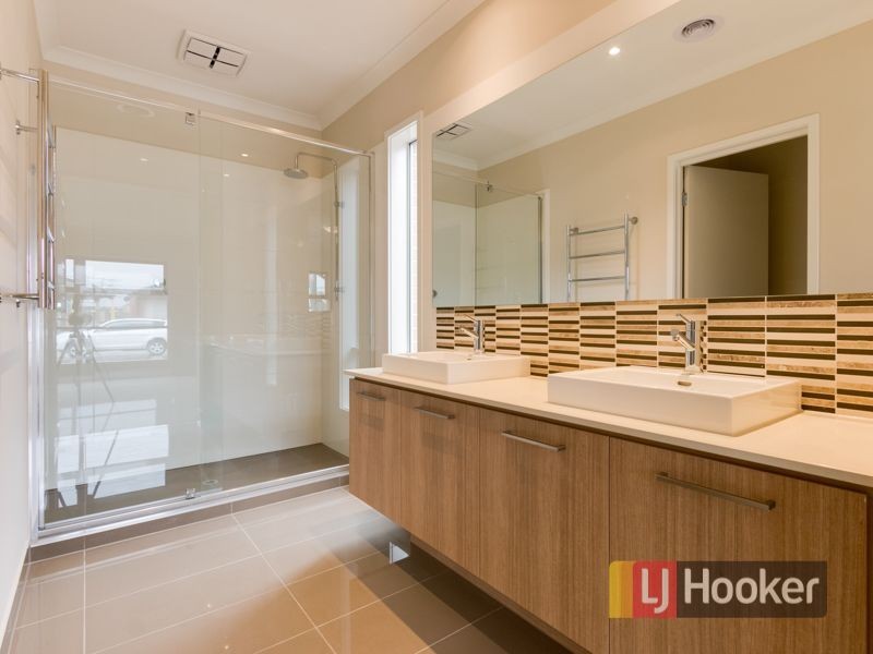 707 Romney Way, Clyde North VIC 3978