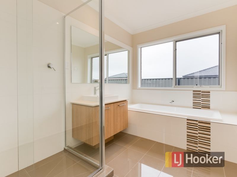 707 Romney Way, Clyde North VIC 3978