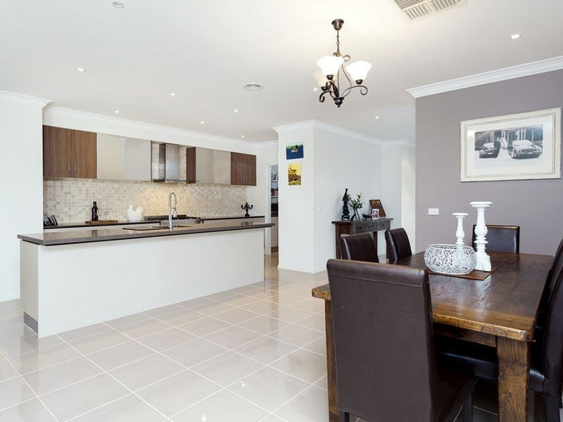 21 Faringdon Crescent, Cranbourne North VIC 3977