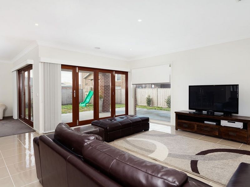 21 Faringdon Crescent, Cranbourne North VIC 3977