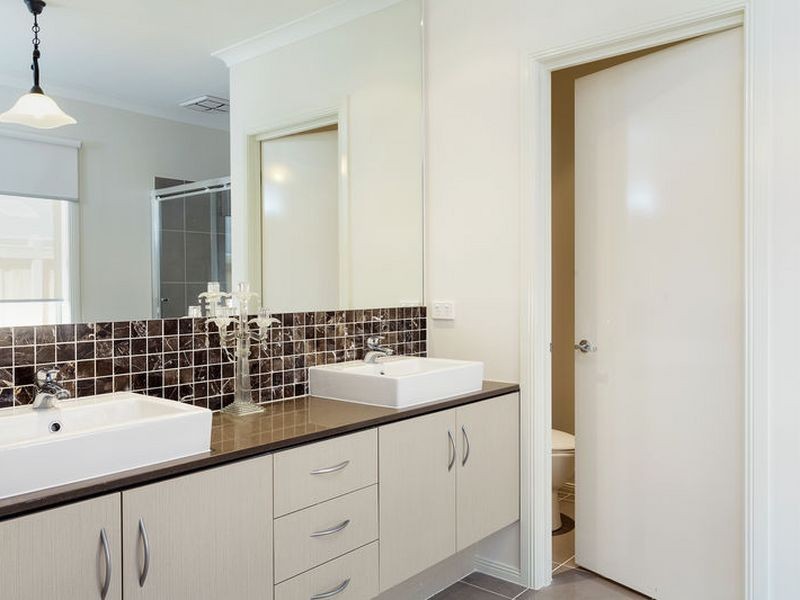 21 Faringdon Crescent, Cranbourne North VIC 3977