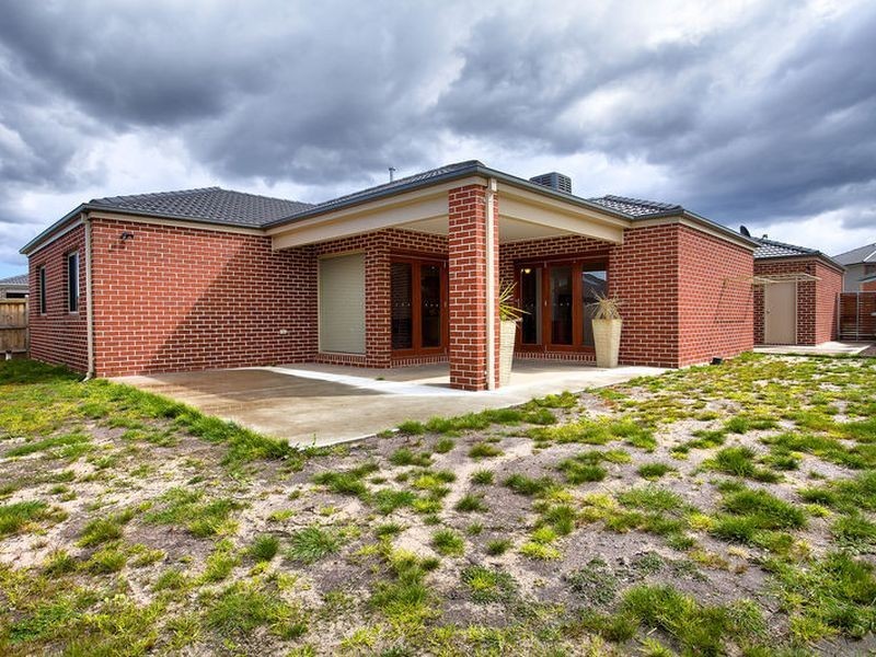 21 Faringdon Crescent, Cranbourne North VIC 3977