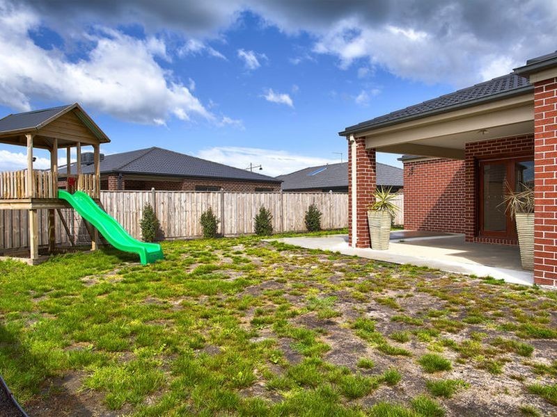 21 Faringdon Crescent, Cranbourne North VIC 3977