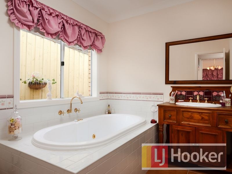 3 Cambridge Drive, Berwick VIC 3806