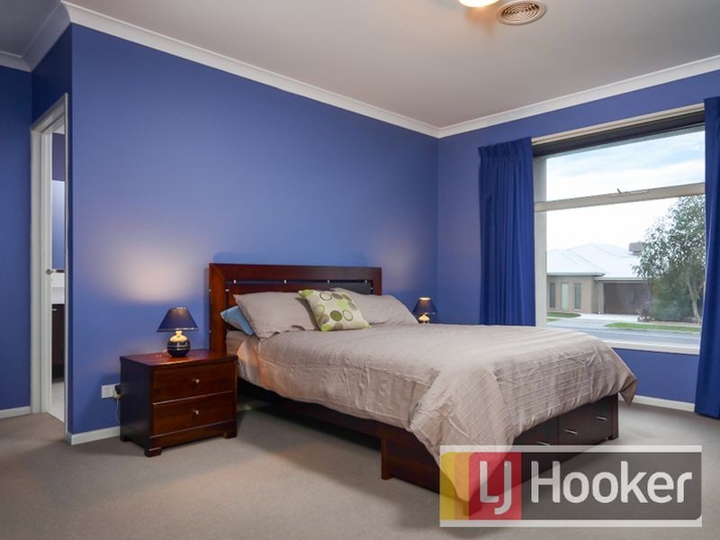 7 Merrowland Avenue, Cranbourne North VIC 3977