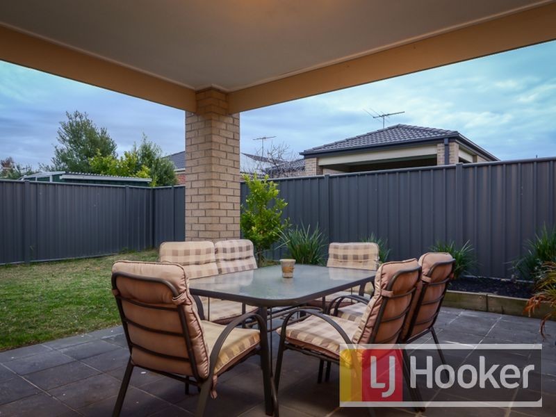 7 Merrowland Avenue, Cranbourne North VIC 3977