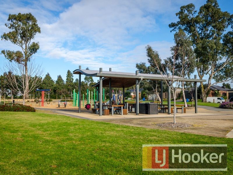 7 Merrowland Avenue, Cranbourne North VIC 3977