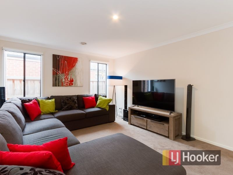 84 Mountainview Boulevard, Cranbourne North VIC 3977