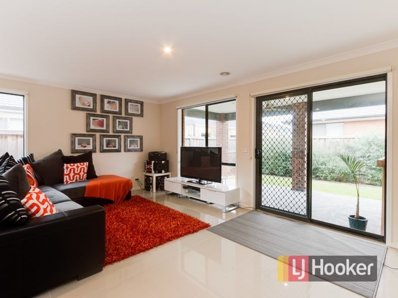 84 Mountainview Boulevard, Cranbourne North VIC 3977