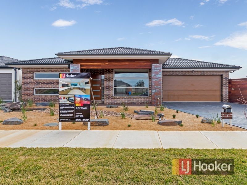 8 Herring Avenue, Cranbourne North VIC 3977