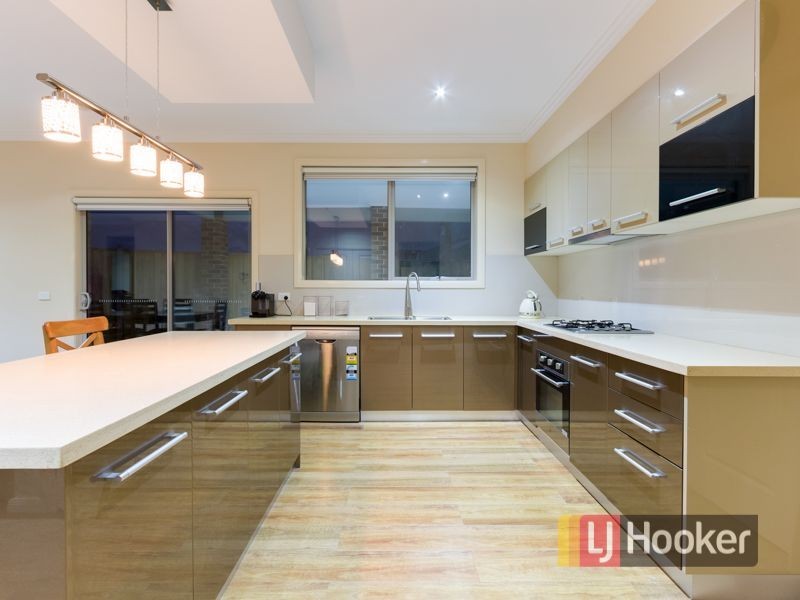 8 Herring Avenue, Cranbourne North VIC 3977