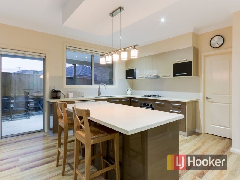 8 Herring Avenue, Cranbourne North VIC 3977