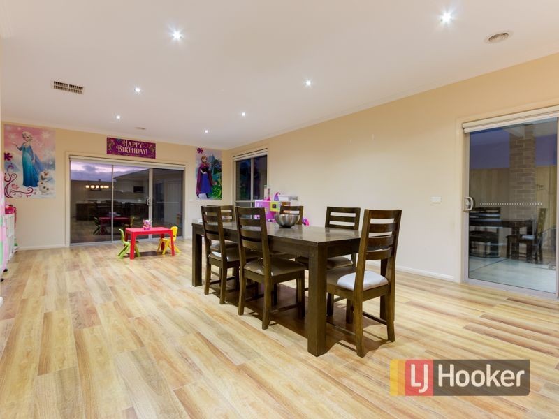 8 Herring Avenue, Cranbourne North VIC 3977