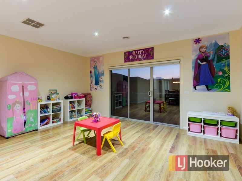 8 Herring Avenue, Cranbourne North VIC 3977