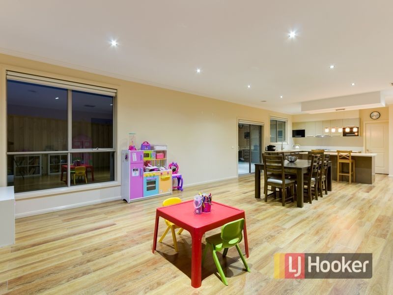 8 Herring Avenue, Cranbourne North VIC 3977