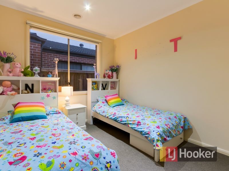 8 Herring Avenue, Cranbourne North VIC 3977