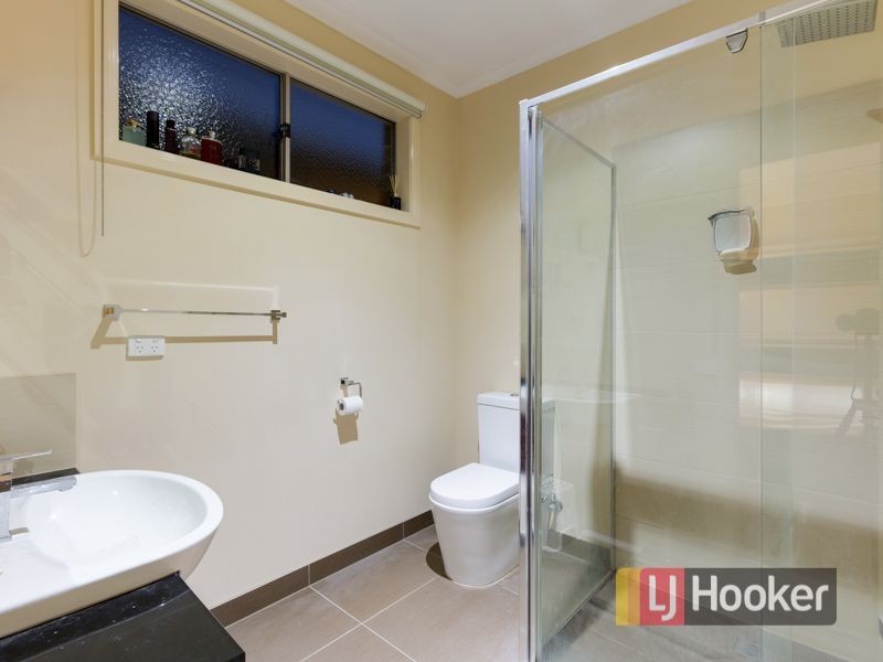 8 Herring Avenue, Cranbourne North VIC 3977