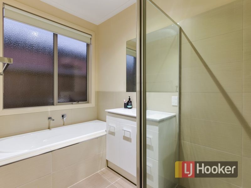 8 Herring Avenue, Cranbourne North VIC 3977