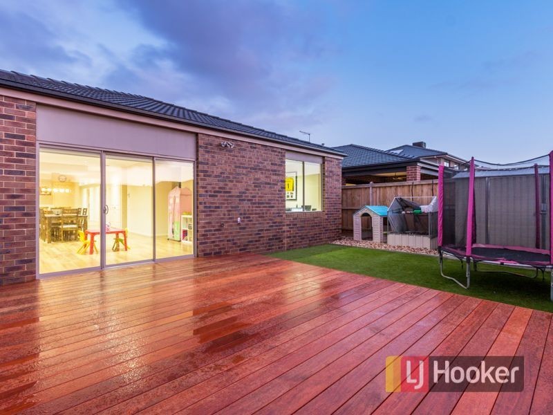 8 Herring Avenue, Cranbourne North VIC 3977