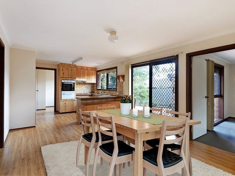 18 St Boswells Avenue, Berwick VIC 3806