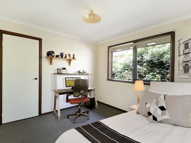 18 St Boswells Avenue, Berwick VIC 3806