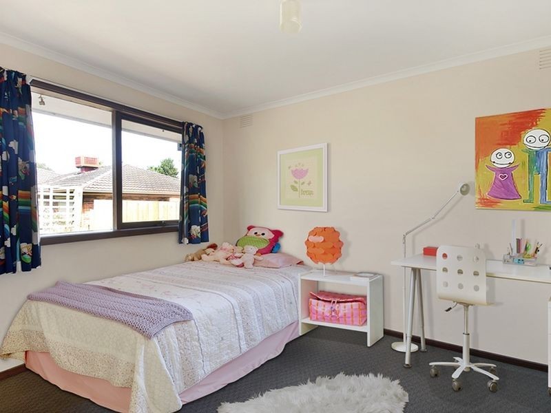 18 St Boswells Avenue, Berwick VIC 3806