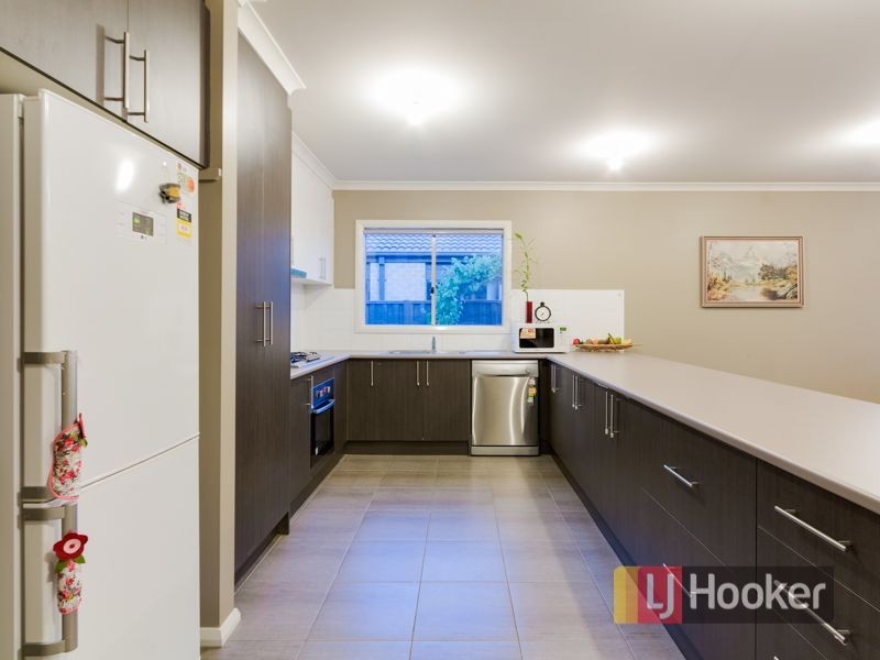 13 Cerbera Bend, Cranbourne North VIC 3977