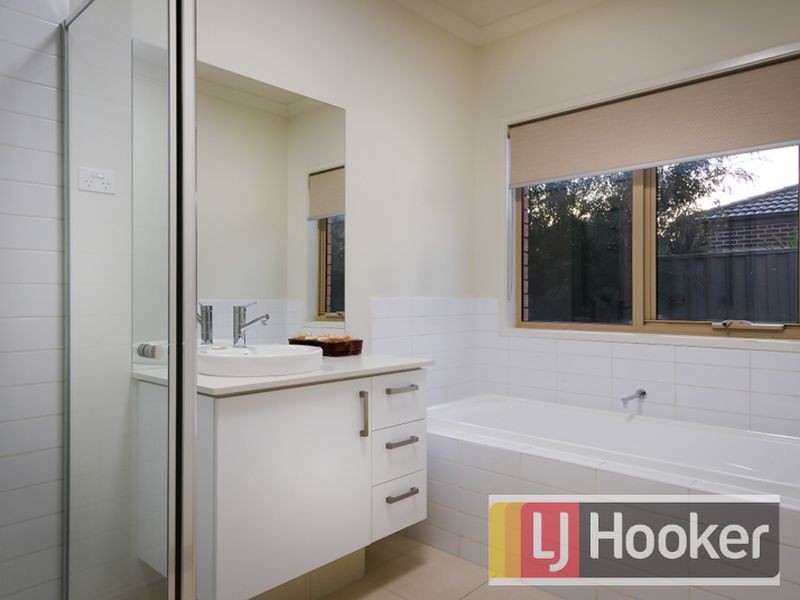 5 Arrow Road, Cranbourne East VIC 3977