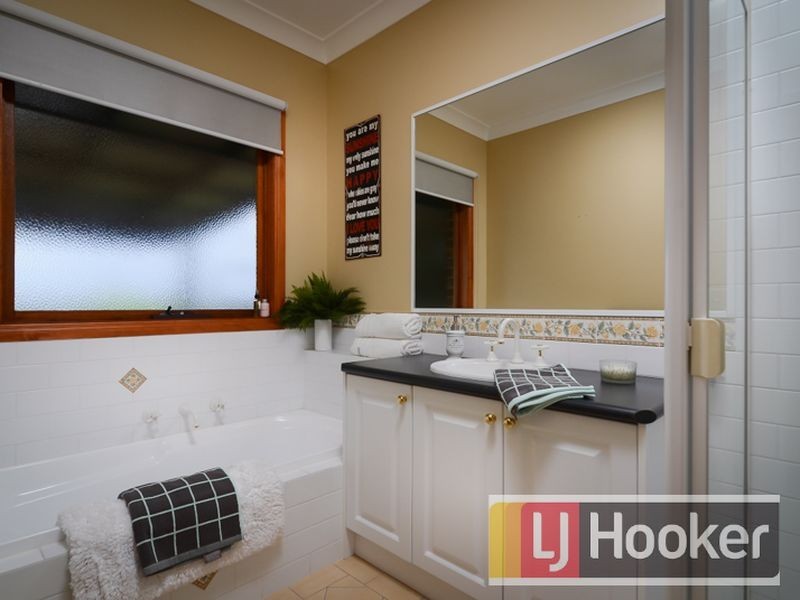 111 Montbrae Circuit, Narre Warren North VIC 3804