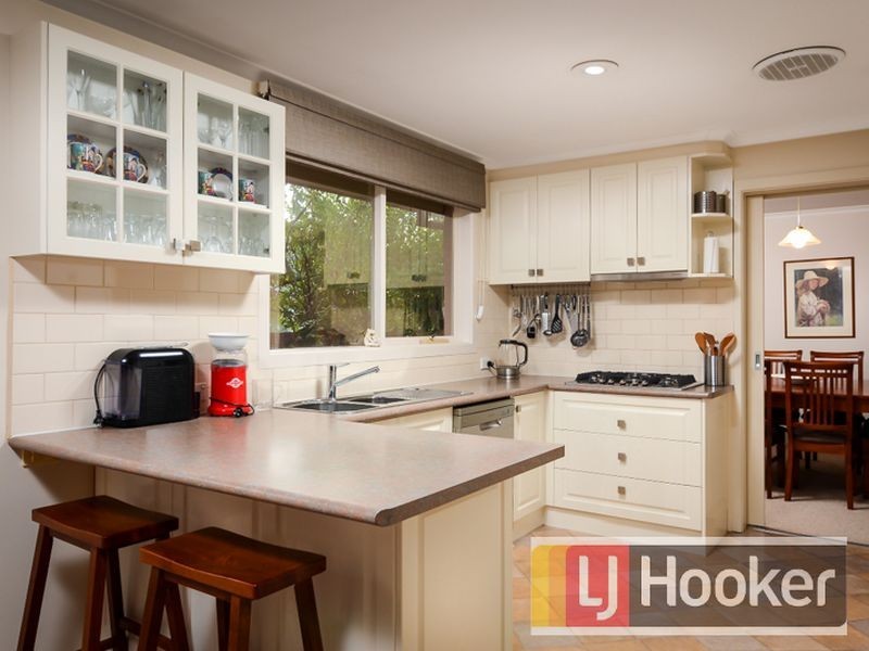 10 Hollydale Close, Berwick VIC 3806