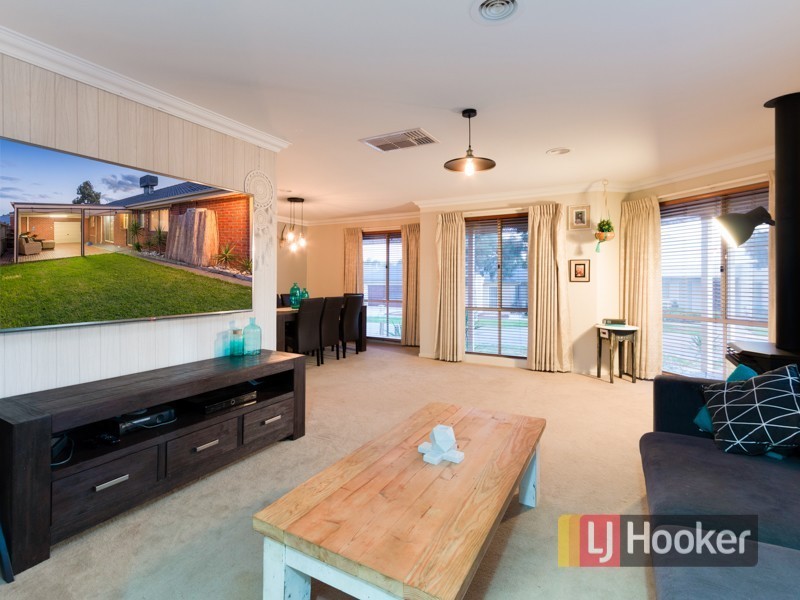 24 Yammerbook Way, Cranbourne East VIC 3977