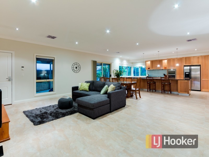 15 Bryn Mawr Boulevard, Berwick VIC 3806