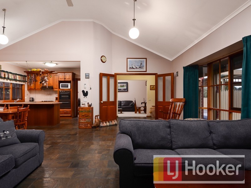 17 Fern Way, Narre Warren South VIC 3805
