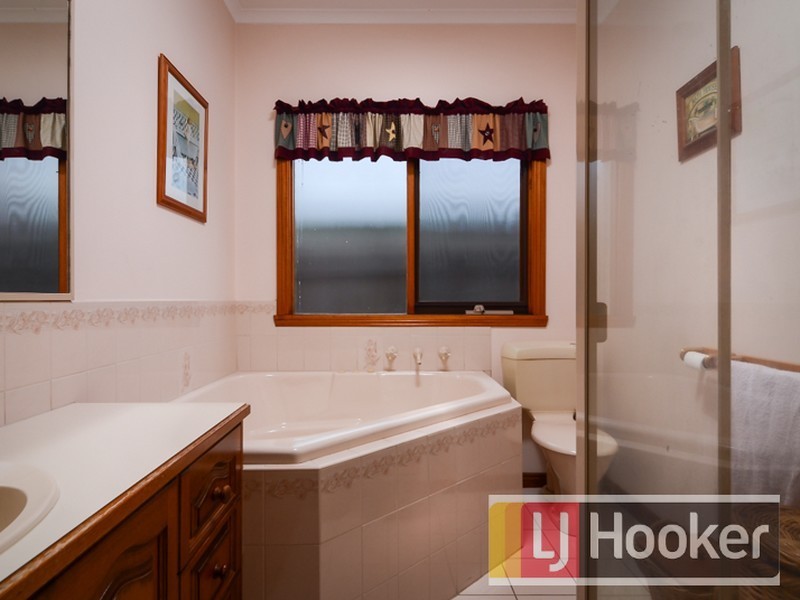 17 Fern Way, Narre Warren South VIC 3805
