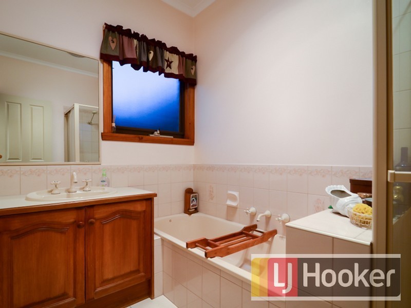 17 Fern Way, Narre Warren South VIC 3805
