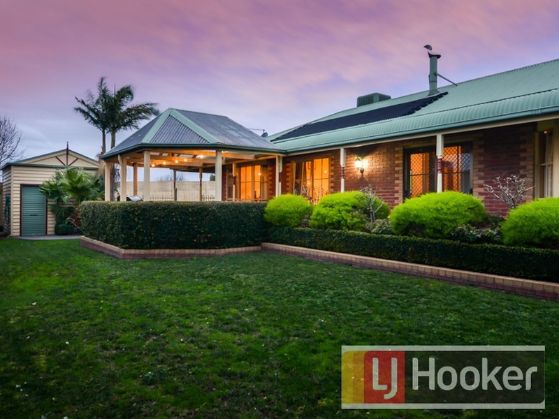 17 Fern Way, Narre Warren South VIC 3805
