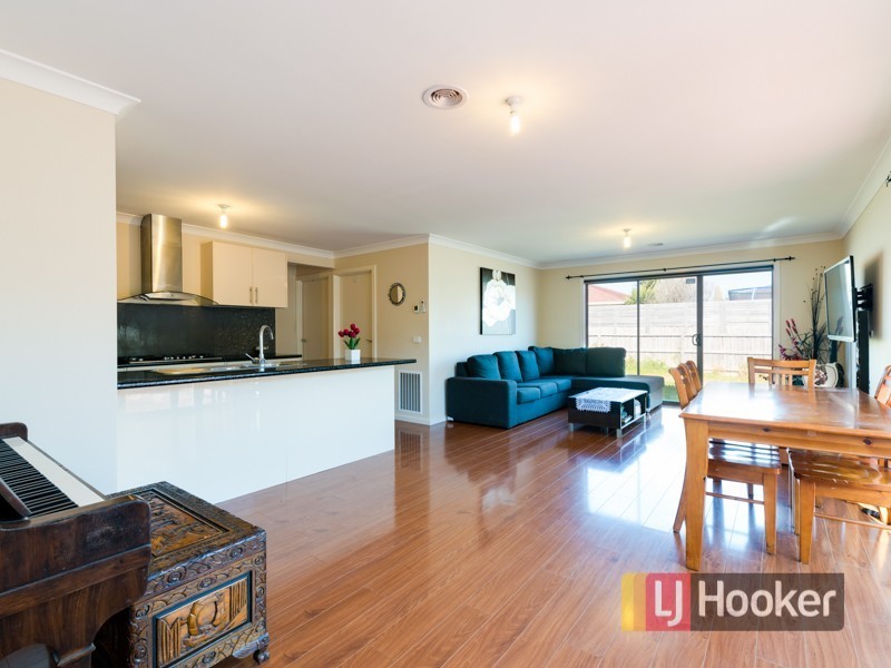 9 Kirwan Drive, Cranbourne East VIC 3977