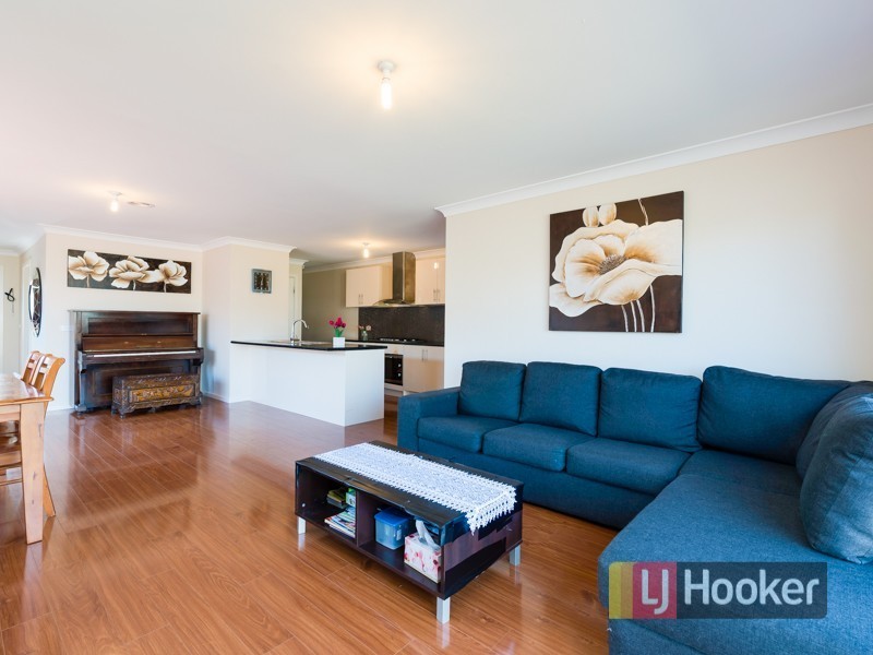 9 Kirwan Drive, Cranbourne East VIC 3977