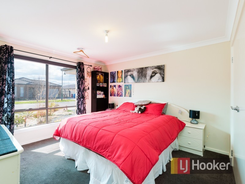 9 Kirwan Drive, Cranbourne East VIC 3977