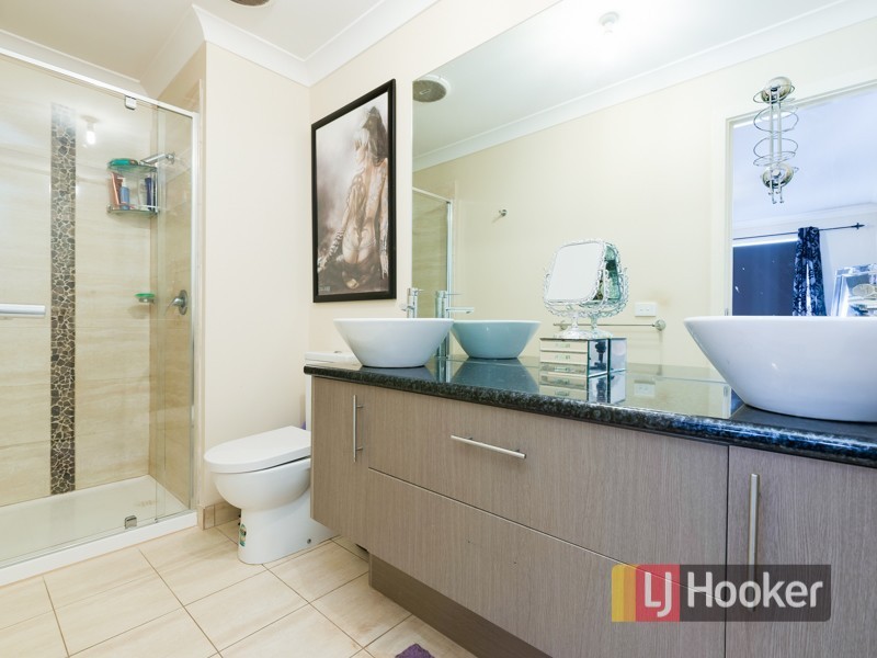 9 Kirwan Drive, Cranbourne East VIC 3977