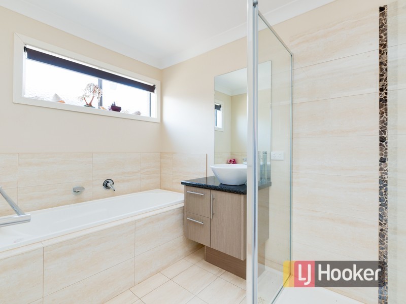 9 Kirwan Drive, Cranbourne East VIC 3977