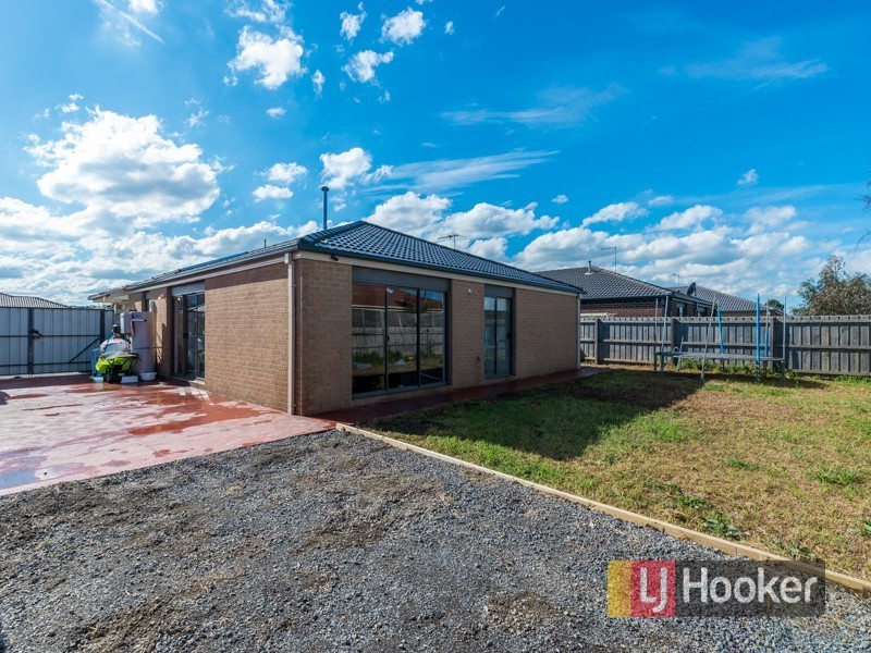 9 Kirwan Drive, Cranbourne East VIC 3977