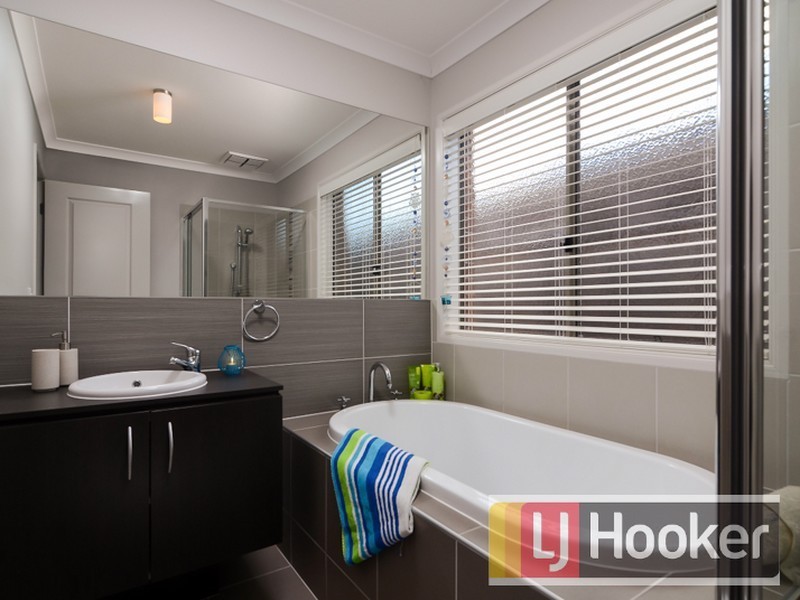8 Markbeech Circuit, Officer VIC 3809