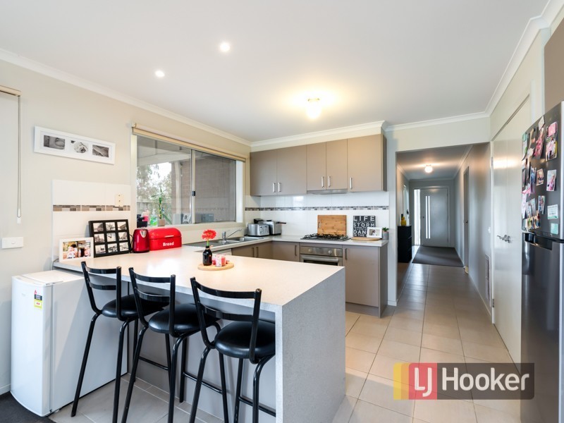 27 Bushranger Boulevard, Cranbourne East VIC 3977