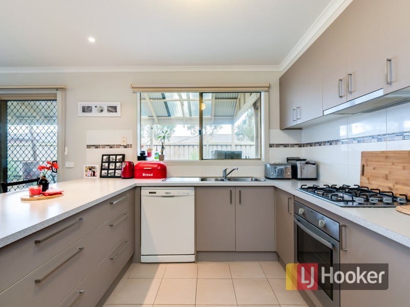 27 Bushranger Boulevard, Cranbourne East VIC 3977