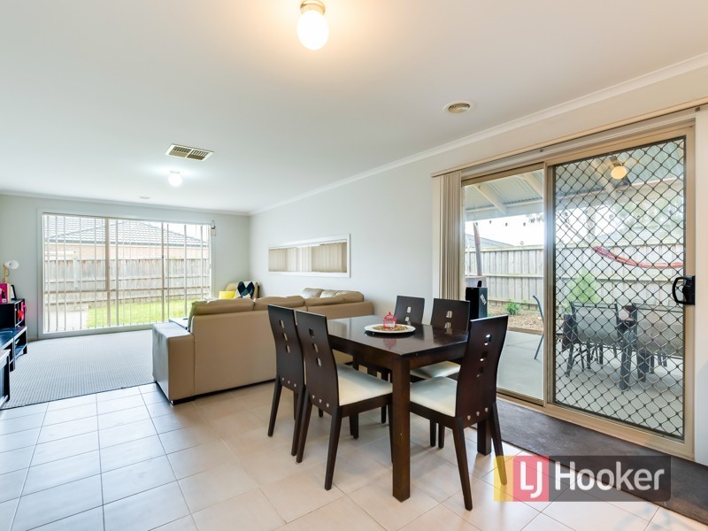 27 Bushranger Boulevard, Cranbourne East VIC 3977