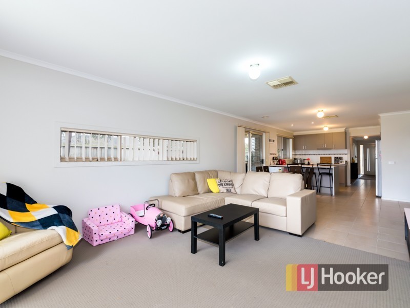27 Bushranger Boulevard, Cranbourne East VIC 3977