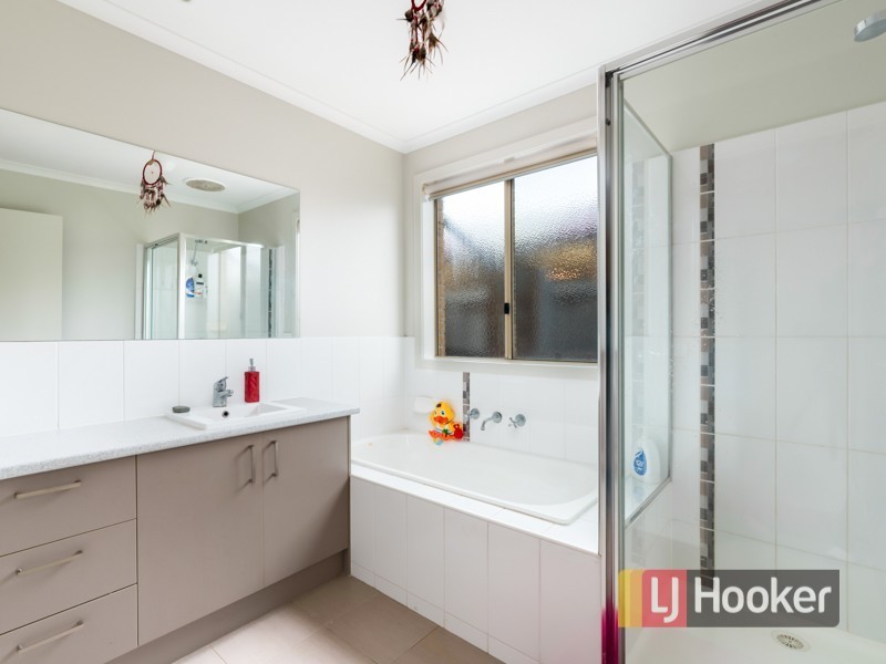 27 Bushranger Boulevard, Cranbourne East VIC 3977